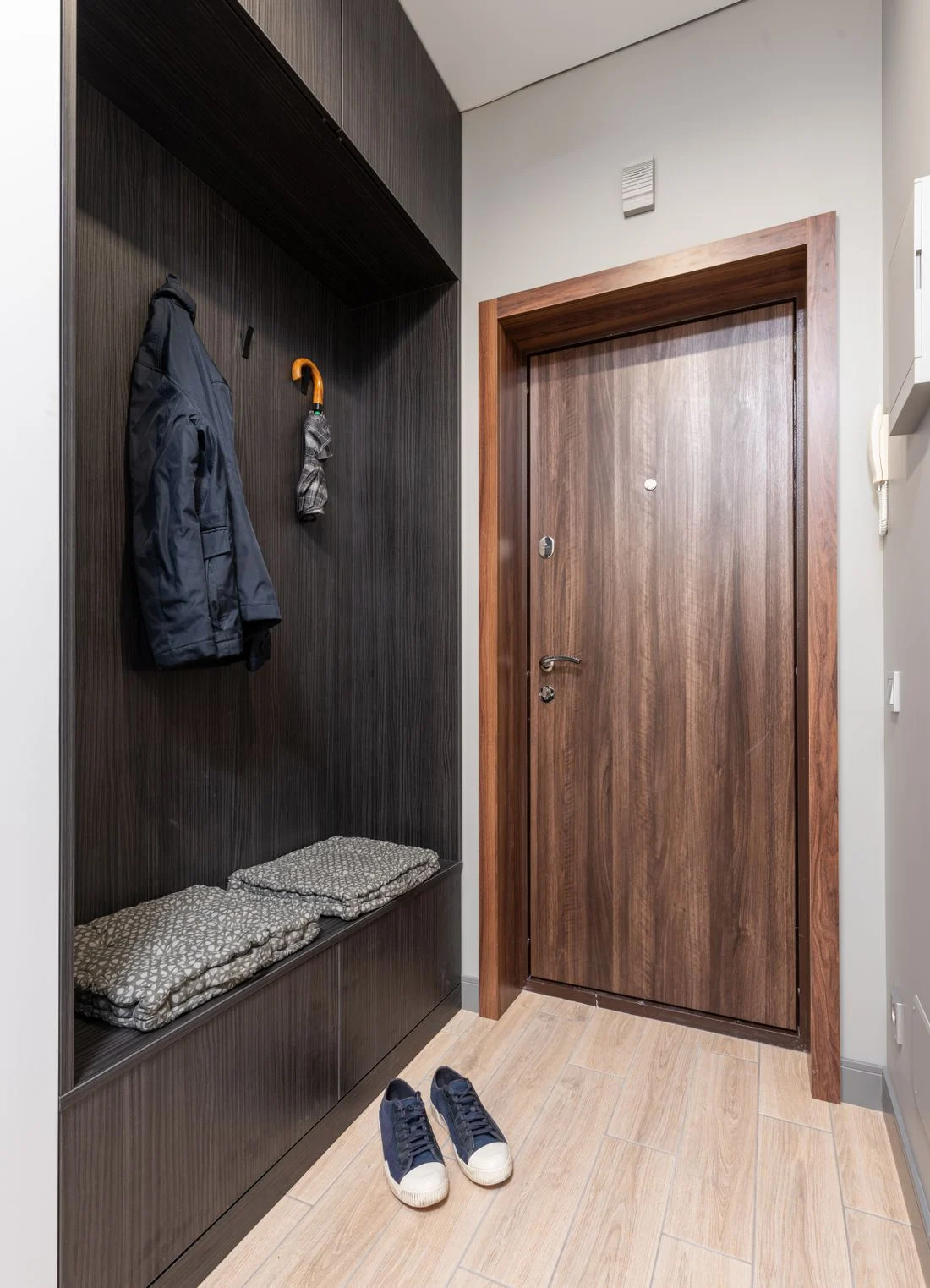 Entryway bench and coat hooks