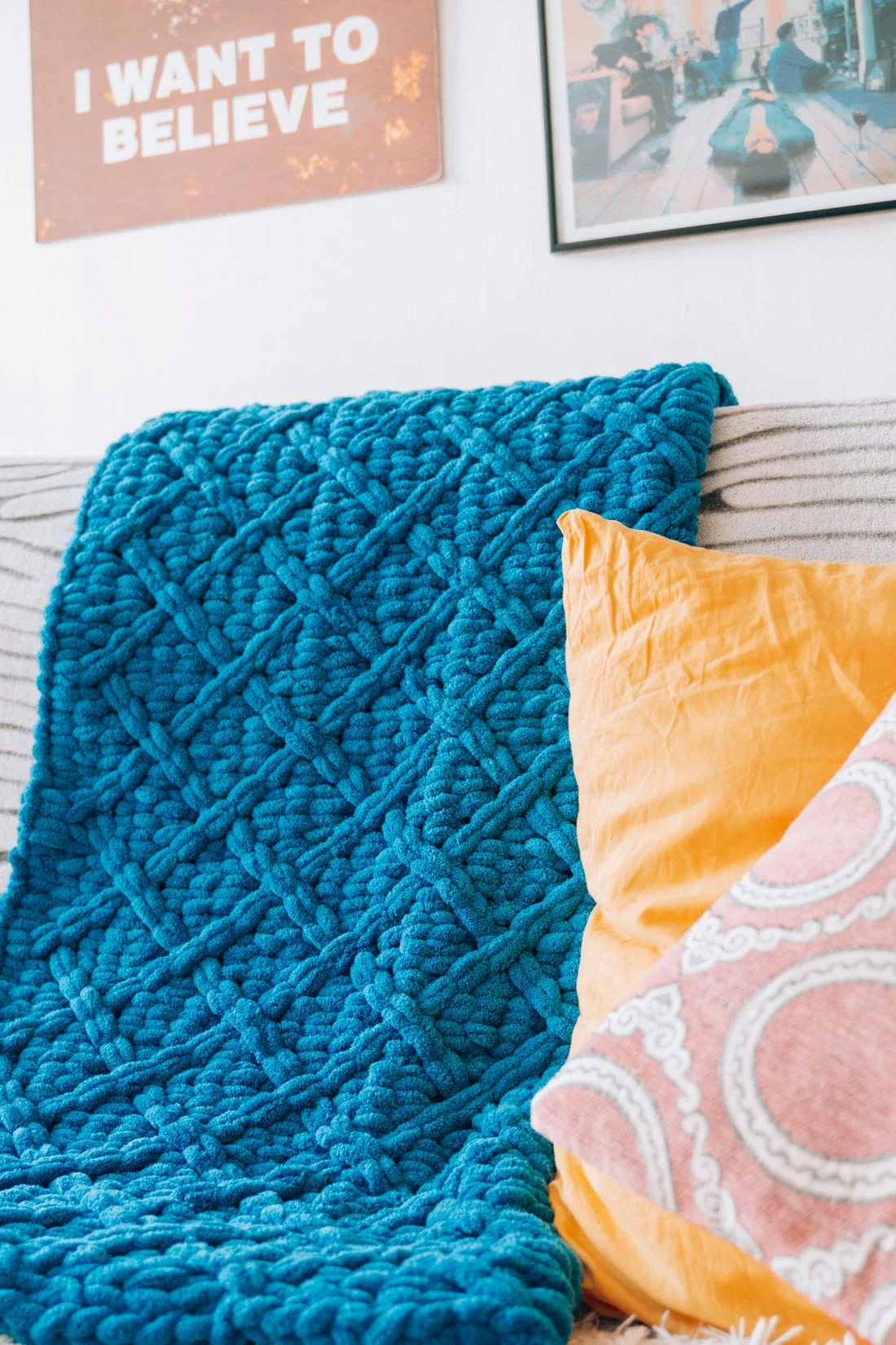 Blue knitted throw with colorful cushions